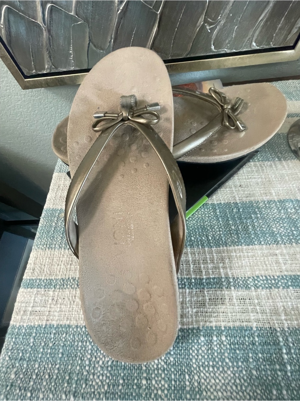 Vionic Bella II Orthotic Thong Sandals Metallic Gold Upper w Bow Detail SZ 8